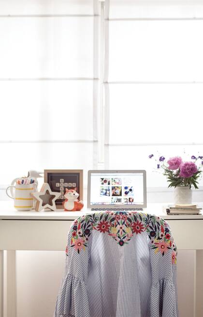 Las cortinas romanas son ideales para las ventanas pivotantes o banderola