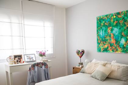 Las cortinas romanas son ideales para las ventanas pivotantes o banderola