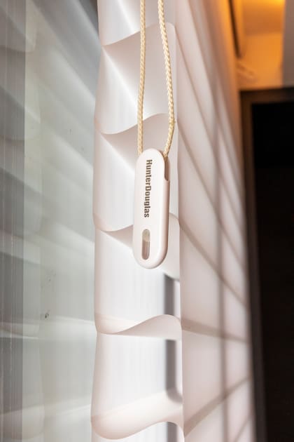 Las cortinas Silhouette se destacan por su suavidad, cuentan con láminas suspendidas entre velos translúcidos que al unirse crean ambientes donde el confort visual es el protagonista sin perder la sofisticación.