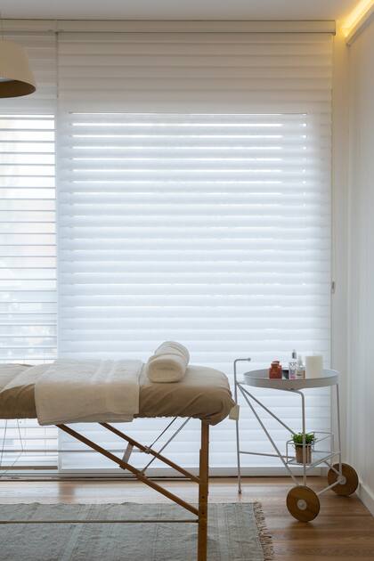 Las cortinas Silhouette, seleccionadas para el spa de "La Serena", permiten graduar la entrada de la luz creando un juego único entre transparencia y privacidad