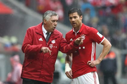 Las cosas del destino: Carlo Ancelotti fue el entrenador de Xabi en Bayern Munich, pero ahora será Alonso el que lo suceda en el Real Madrid.