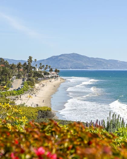 Las costas de Santa Bárbara se caracterizan por su clima mediterráneo agradable y por un paisaje que combina la playa con las montañas