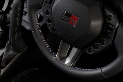 Las costuras en rojo, azul y gris continúan el tema francés en el volante