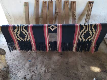 Las creaciones de Graciela Salvatierra recorren la tradición de una familia que siempre se ha dedicado al telar criollo.