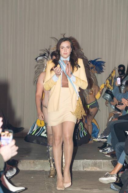 Las creaciones de Sofía Castro están inspiradas en ídolos y pasiones, especialmente en el deporte, el fútbol, las celebridades, la política, el rock y la moda. En su performance y desfile, la artista representó íconos que son parte del imaginario popular de los años 90, el entorno cultural en el que creció. (foto: Bárbara Arcuschin)