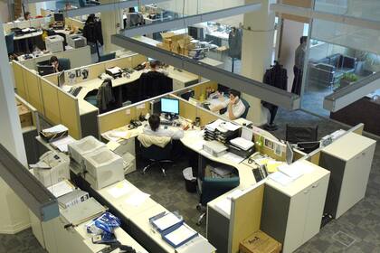 Las crisis sucesivas del país contribuyen a que los argentinos se refugien en el Estado, según especialistas