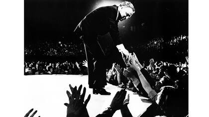 Las críticas al show oneroso de Sinatra se multiplicaron en los medios. La presencia de La Voz se puso en duda, pero finalmente cantó en agosto de 1981