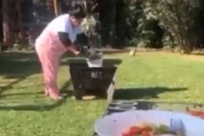 Las críticas llegaron por el hecho de que, para la supuesta promoción, grabó a una persona haciendo su trabajo como si se tratara de otro producto pasible de ser canjeado