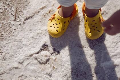 Las crocs frenaron las cuchillas de la maquina y salvaron el pie de la niña