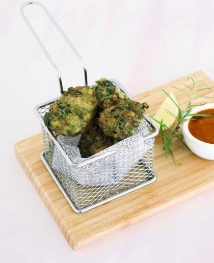 Las croquetas de espinaca de Convite se sirven con crema de limón.