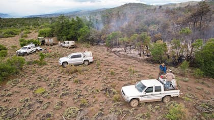 Las cuadrillas de vecinos y autoconvocados trabajan sin descanso en distintos puntos