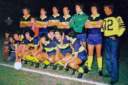 Las cuatro estrellas CABJ creadas por Oscar Tubío (de pie, a la derecha), en la camiseta que Boca utilizó para la primera final de la Copa Intercontinental frente a Borussia Monchengladbach, en 1978 (foto: gentileza Oscar Tubío)