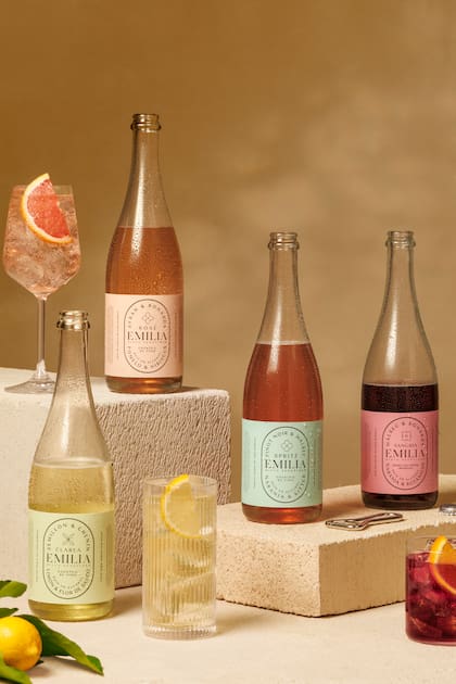 Las cuatro variedades de los nuevos cocktails de vino de EMILIA.