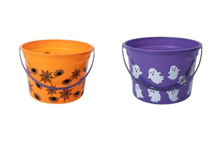 Las cubetas están decoradas con temática de Halloween