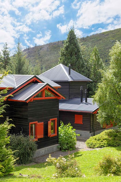 Las cubiertas, originalmente de tejuelas de alerce, fueron reemplazadas por chapa, material más seguro ante posibles incendios forestales.