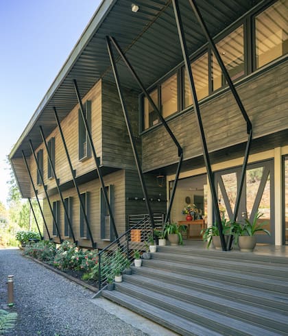 Las cubiertas son de chapa acanalada en sus dos caras. En la fachada norte las columnas y tensores son negros, algo que cambiará al otro lado.