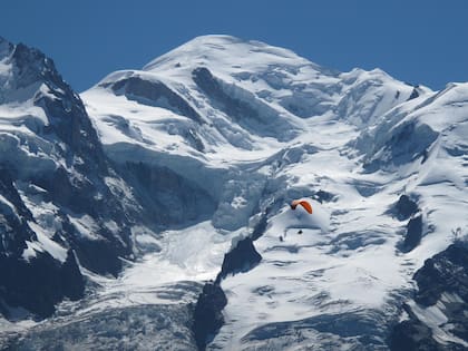 Las cuevas de hielo formadas en los glaciares del Mont Blanc por el agua de deshielo son lo suficientemente grandes como para atravesarlas