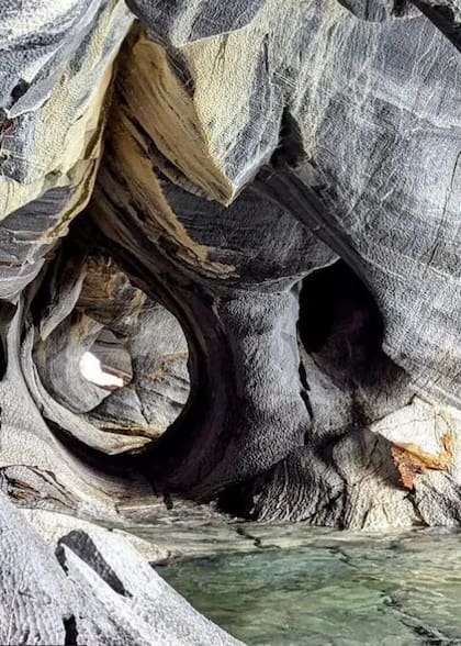 Las Cuevas de Mármol se formaron hace 10.000 a 15.000 años, cuando el agua del lago disolvió lentamente los minerales en las rocas
