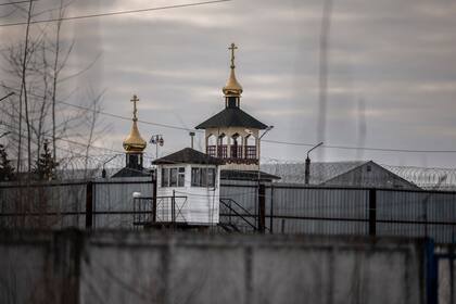 Las cúpulas de una iglesia ortodoxa que está dentro del penal