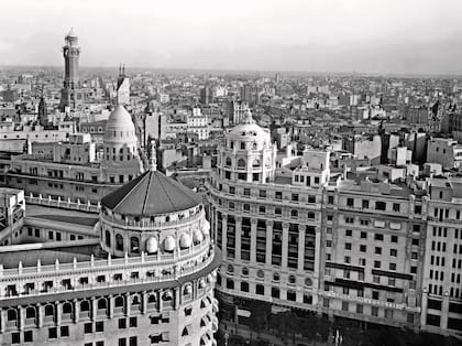 Las cúpulas del ex Banco de Boston, Equitativa del Plata y Bencich, en Florida y Diagonal Norte. 1931.