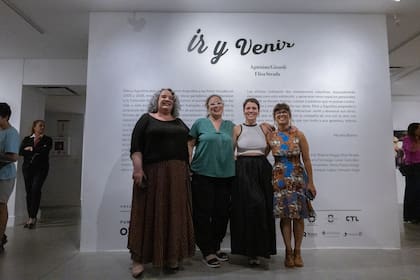 Las curadoras Nadina Maggi y Micaela Bianco junto a las artistas Elisa Strada y Agustina Girardi.