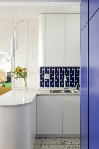 Las curvas en el extremo de la mesada y el mueble blanco, sumadas a las de la división de vidrio agregan otra nota de actualidad.