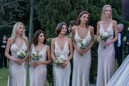 Las damas de honor de Sofía, todas ellas con vestidos lenceros en seda color marfil de la marca australiana Bec and Bridge. De izquierda a derecha, su prima estadounidense Olivia Lutz, su amiga peruana Lía Valencia (con quien compartió su estadía en Australia durante la pandemia), Mili Piñeiro y Delfi Morbelli (dos modelos que vivieron con ella en Nueva York), y Olivia Doyle, la novia de Sebastian, el hermano de Zach.