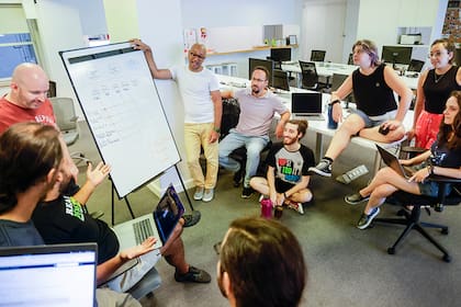 Las decisiones ya no quedan solo en manos de los jefes y todos deliberan para generar consensos