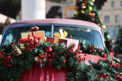 Las decoraciones navideñas sobre el auto no deben obstruir la visión y tienen que estar bien aseguradas para no desprenderse (Unsplash/Honey Fangs)