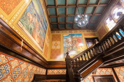 Las decoraciones y la escalera de roble son imponentes en el edificio del club Canottieri.
