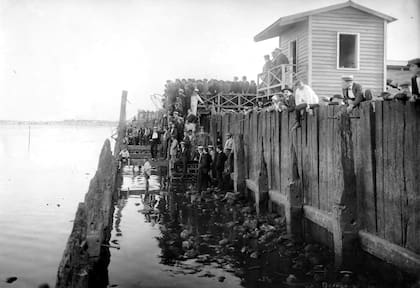 Las defensas exteriores del puerto, construidas en madera, fueron inútiles desde su construcción. En la foto una imagen del estado en el que se encontraban. Fueron reemplazadas, en 1918, por el Balneario Municipal de Costanera Sur.