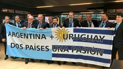 Las delegaciones de Argentina y Uruguay, en la sede de la FIBA, en Suiza
