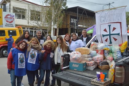 Las delegaciones de Caritas de las localidades por donde pasó el Gran Premio Argentino Histórico, como la de Merlo, colectaron alimentos no perecederos; cada tripulación donó en total 25 kilos de provisiones.