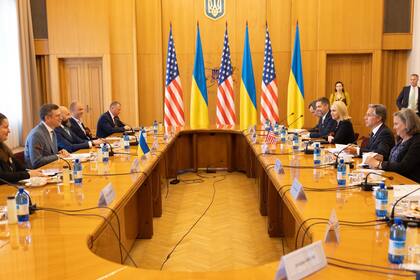 Las delegaciones de Estados Unidos y de Ucrania reunidos en Kiev