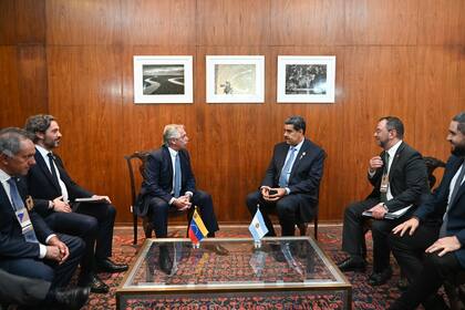Las delegaciones que acompañaron a Fernández y Maduro