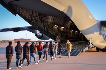 Las deportaciones de migrantes indocumentados también se dieron durante la administración Biden, pero no en aviones militares