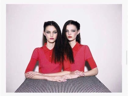 Las descubrieron a los doce años en una playa de Punta del Este y desde entonces Abril y Lourdes son modelos. "A la gente le gusta que seamos las dos, iguales".