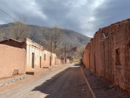 Las desoladas calles de La Poma Vieja, donde actualmente viven cinco personas.