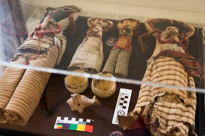Las diez muñecas textiles fueron confeccionadas con paños y fragmentos de tejidos prehispánicos originales de la cultura Chancay
