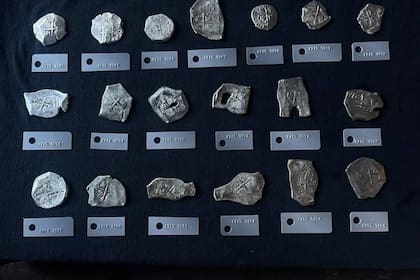 Las diferentes monedas recuperadas bajo el océano