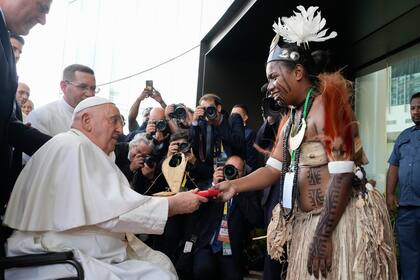 Las dificultades de salud no impidieron al papa Francisco continuar con su agenda y viajes apostólicos; en esta foto, el sumo pontífice entrega un regalo a un intérprete de bailes tradicionales a su llegada a APEC Haus, en Puerto Moresby, Papúa Nueva Guinea, el 7 de septiembre de 2024n(AP Foto/Mark Baker)