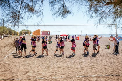 Las dimensiones del campo son las mismas que en el vóley (18x9 metros), pero la altura de la red se ajusta según la categoría para favorecer el juego fluido