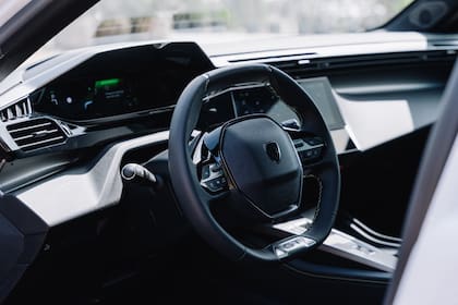 Las dimensiones del volante facilitan la visibilidad al i-Cockpit.