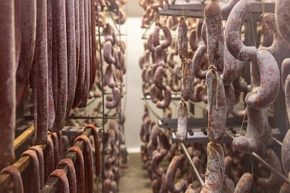 Las Dinas produce 54 productos de los cuáles, algunos selectos como el salame con avellanas o la la ’nduja, un embutido italiano.