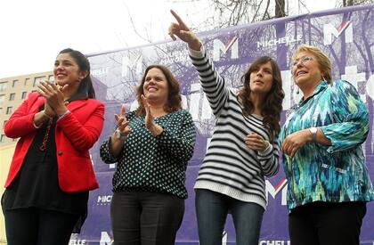 Las diputadas electas Cariola, Fernández y Vallejo, con Bachelet, en 2014
