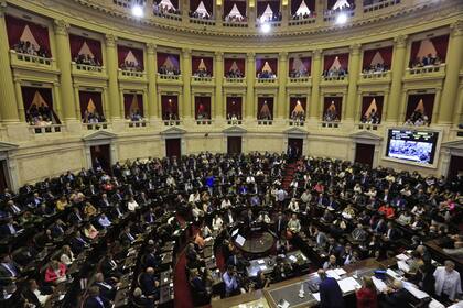 El debate cobró fuerza tras la polémica que generó el reemplazo de Andrés Larroque, que dejó la Cámara de Diputados para ser ministro bonaerense. Su banca fue ocupada por Lisandro Bormioli, pero Natalia Souto la reclamó para sí