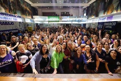 Las dirigentes sindicales presionan para que una de ellas integre el próximo triunvirato de la CGT; en el centro, Vanesa Núñez, Maia Volcovinsky y Marina Jaureguiberry