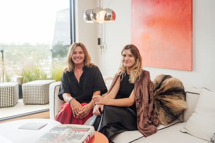 Las diseñadoras Danisa Ilich (izq.) y Josefina Leone, socias del Estudio Concepto Fusión, en un rincón del departamento que ambientaron.
