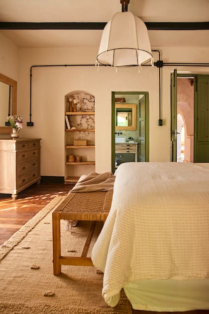 Las diseñadoras encargaron alfombras tejidas de lana de llama u oveja (Munay), y otras piezas artesanales como mesas y sillones de cuero trenzado (Diego Ortega).