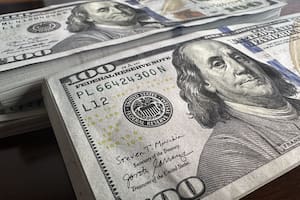 El dólar baja en el mercado oficial y financiero